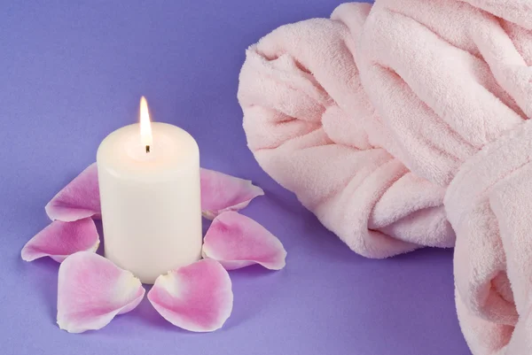 Luz de la vela, pedales de rosa y albornoz rosa para mujer — Foto de Stock