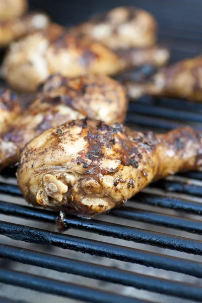 Barbecued Jerk Chicken Drumsticks on the Grill — Stock Photo, Image