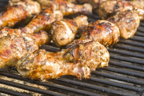 Barbecued Jerk Chicken drumsticks on the Grill — Stock Photo, Image