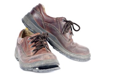 Eski ayakkabılar beyaza izole edilmiş