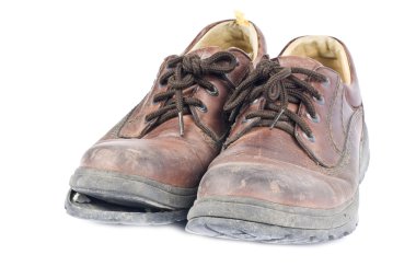 Eski ayakkabılar beyaza izole edilmiş