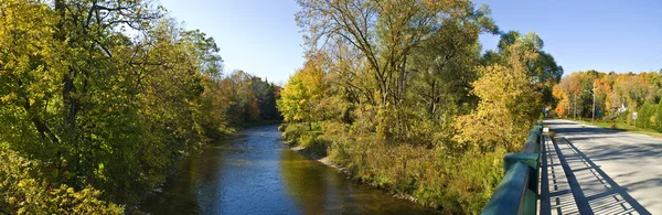 Panorama de un río y un puente en otoño — Foto de Stock
