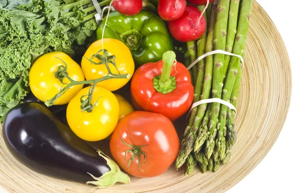 Schüssel mit Gemüse isoliert auf weiß — Stockfoto