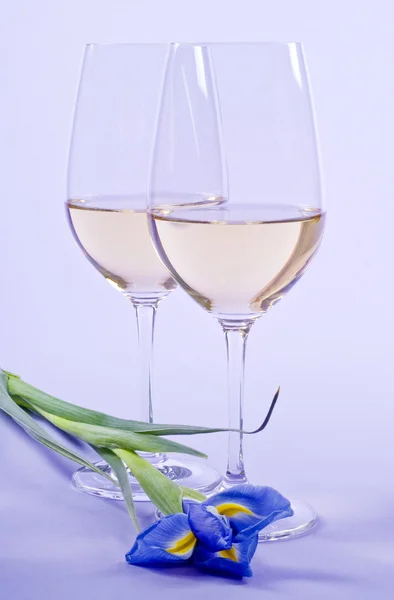 Two Glasses of White Wine and a Iris Flower — Stock Photo, Image