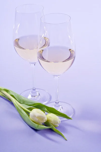 Vino blanco y flores de tulipán —  Fotos de Stock