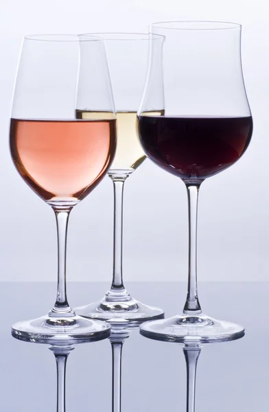 Wijnglazen gevuld met kleurrijke wijn — Stockfoto