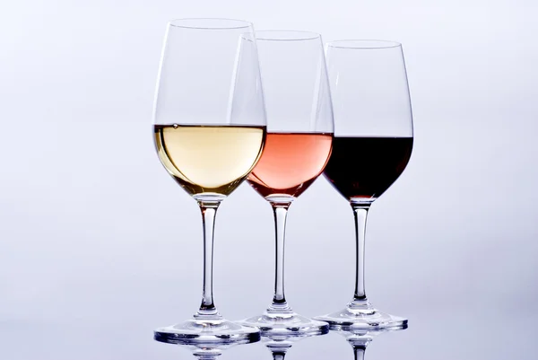 Бокалы, наполненные разноцветным вином — стоковое фото