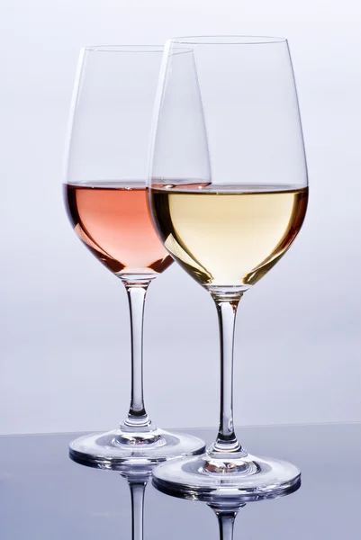 Weingläser gefüllt mit buntem Wein — Stockfoto