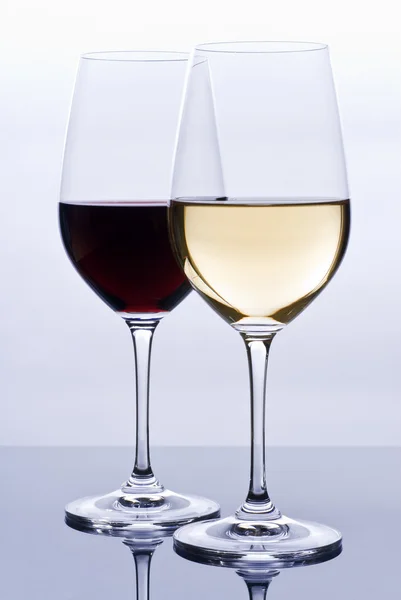 Wijnglazen gevuld met kleurrijke wijn — Stockfoto