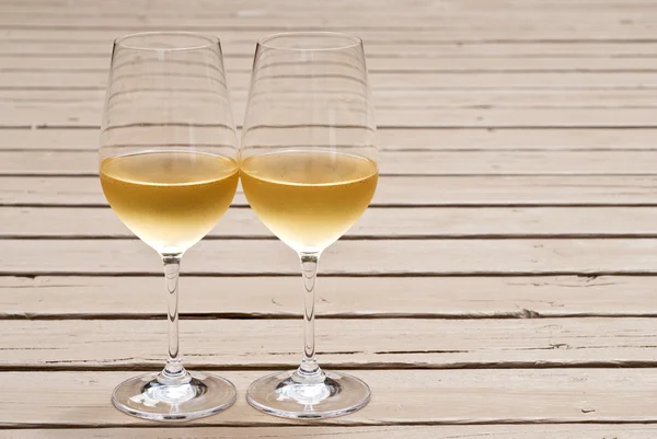 Deux verres de vin blanc sur le pont — Photo