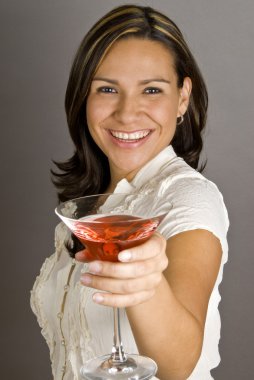 İspanyol kadın kozmopolit martini ile kızartma