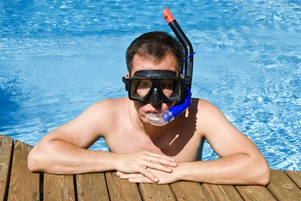 Mannen i snorkel i en pool — Stockfoto