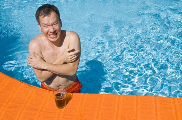 Man köldkänsla i en pool — Stockfoto