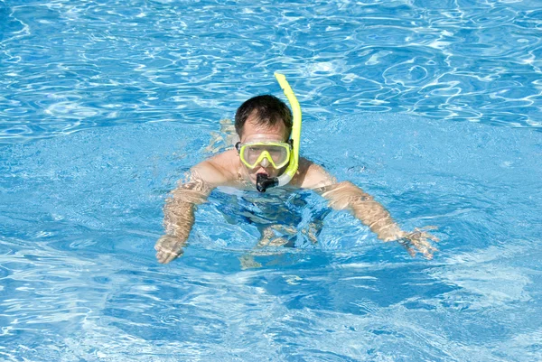 Man snorkla i poolen — Stockfoto
