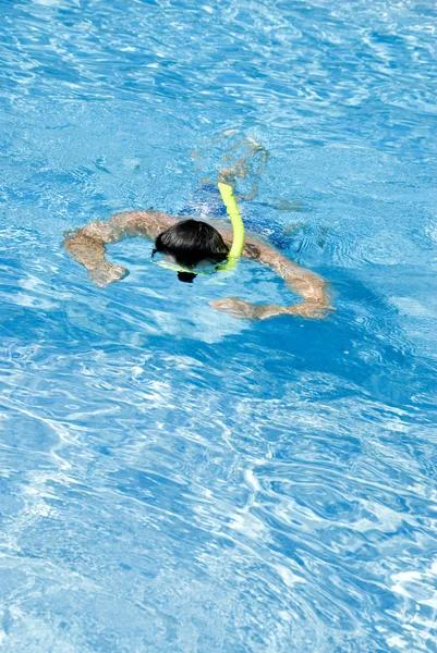 Man snorkelen in het zwembad — Stockfoto