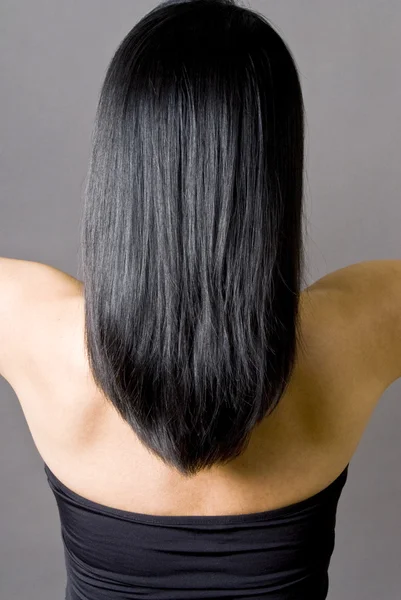 Costas de uma mulher com cabelo preto reto longo — Fotografia de Stock