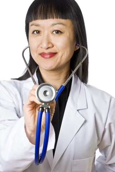 Médica Asiática Segurando um Estetoscópio — Fotografia de Stock