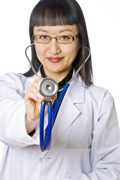 Médica Asiática Segurando um Estetoscópio — Fotografia de Stock