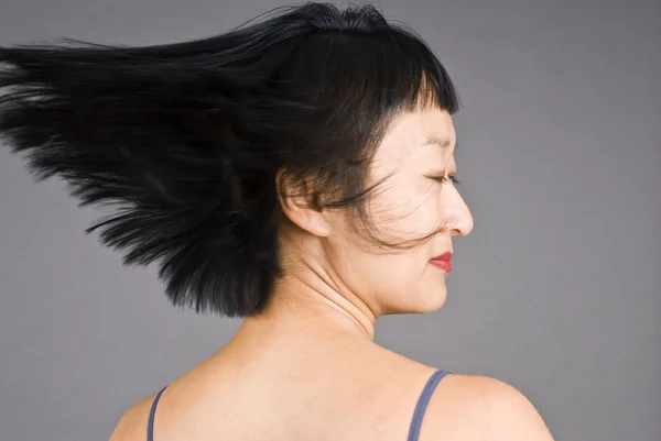 Mujer asiática con el pelo corto en movimiento —  Fotos de Stock