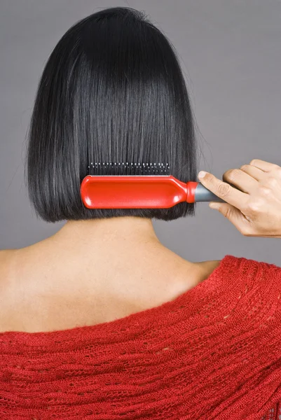 Mulher escovando seu cabelo preto curto — Fotografia de Stock