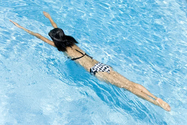 Frau schwimmt im Pool — Stockfoto