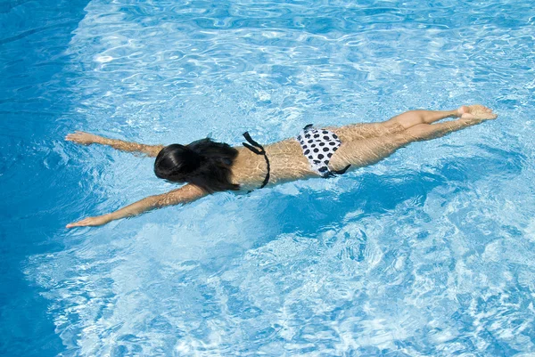 Žena plavající v bazénu — Stock fotografie