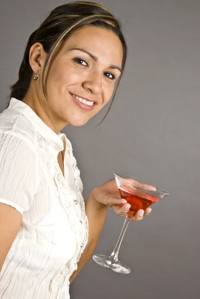 Mulher hispânica segurando um martini cosmopolita — Fotografia de Stock