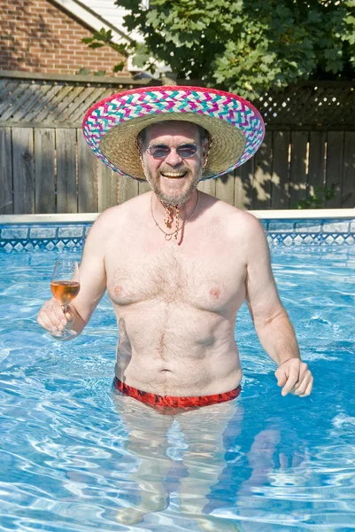 Homme dans la piscine tenant un verre de vin — Photo