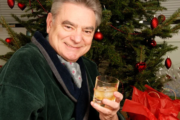 Älterer Mann hält ein Glas Whiskey in der Hand — Stockfoto