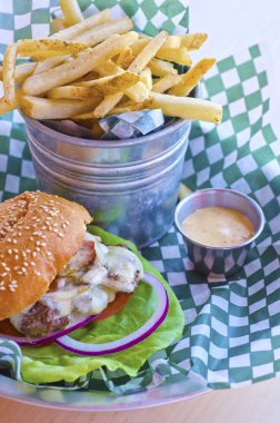 Burger ve patates kızartması