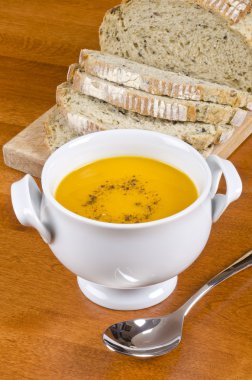 rustik ot ve zeytin ekmek ile havuç çorbası