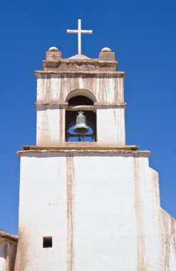 derin mavi gökyüzü beyaz eski kilise