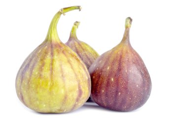 Beyazlar üzerinde taze incirler