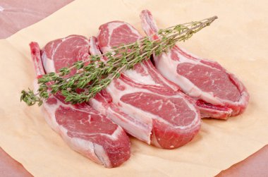 kağıt üzerinde ham Kuzu pirzola