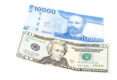 Yirmi dolar faturaları ve Şili peso üzerinde beyaz izole