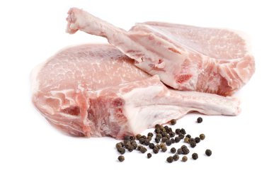 iki çiğ frenched porkchops ve üzerinde beyaz izole karabiber