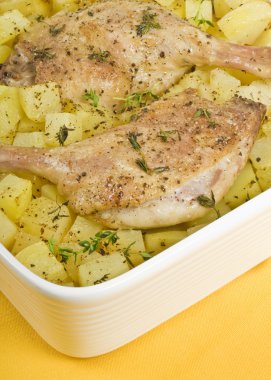 Kızarmış ördek bacaklar patates ve kekik ile