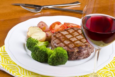 Mangalda kaburga eti sebze ve kırmızı şarap eşliğinde