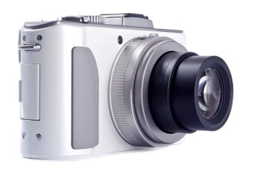 Gümüş dijital fotoğraf makinesi üzerinde beyaz izole