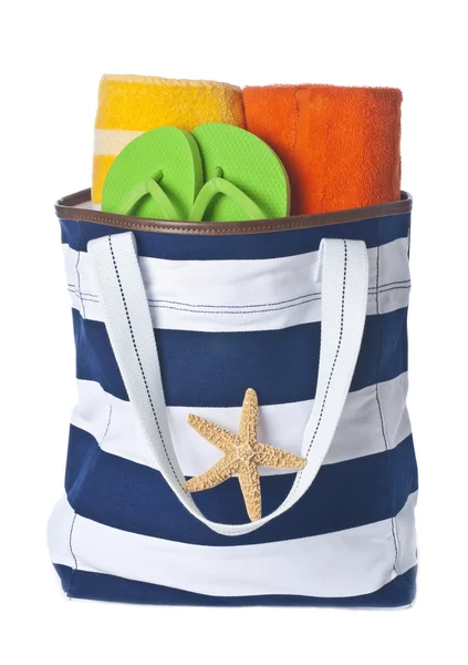 Renkli havlu ve flip flop üzerinde beyaz izole ile plaj çantası — Stok fotoğraf