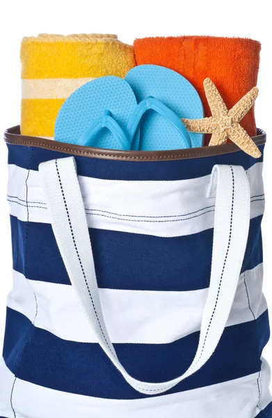 Strandtasche mit bunten Handtüchern und Flip-Flop isoliert auf weiß — Stockfoto