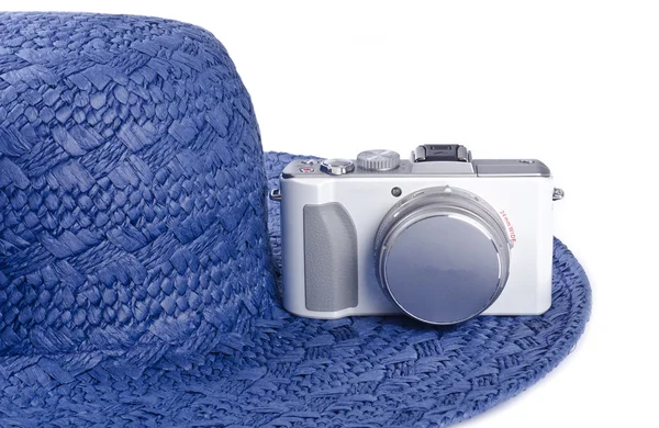 Vrouw blauwe stro hoed en een digitale point & shoot camera geïsoleerd op wit — Stockfoto