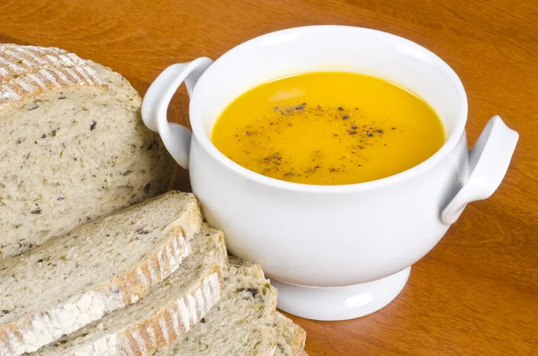 Karottensuppe mit rustikalen Kräutern und Olivenbrot — Stockfoto