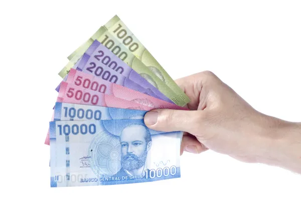 Mão segurando pesos chilenos isolados em branco — Fotografia de Stock