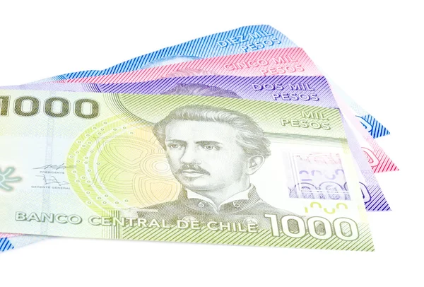 Pesos chilenos coloridos de várias denominações isoladas em branco — Fotografia de Stock