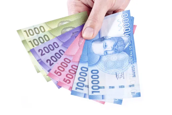 Ruka držící chilské pesos izolovaných na bílém — Stock fotografie