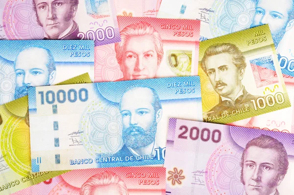 Färgglada chilenska pesos i olika valörer — Stockfoto
