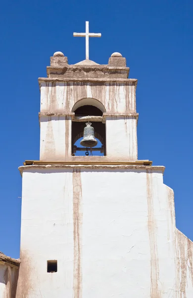 Iglesia vieja blanca contra el cielo azul profundo —  Fotos de Stock