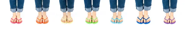 Fußreihe mit Flip-Flops in Regenbogenfarben isoliert auf Weiß — Stockfoto