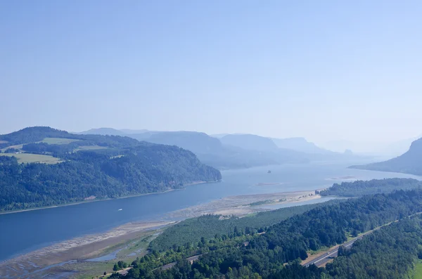 Columbia River Gorge em um dia nebuloso — Fotografia de Stock